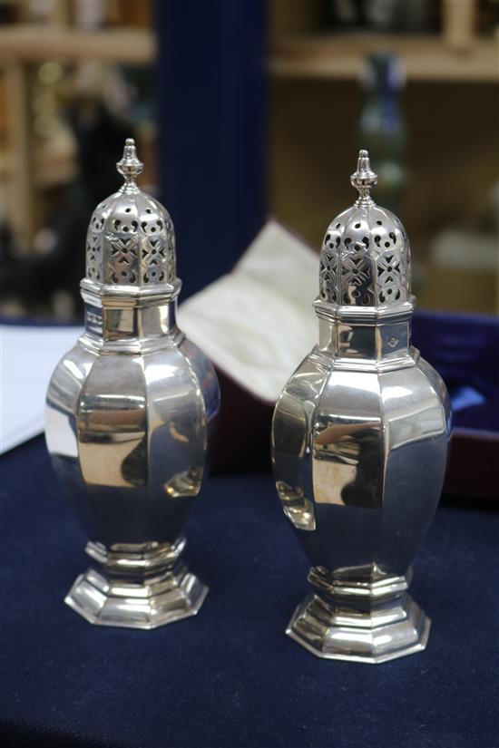 A cased pair of Edwardian silver sugar casters by Martin, Hall & Co, Sheffield, 1906, 7 oz.